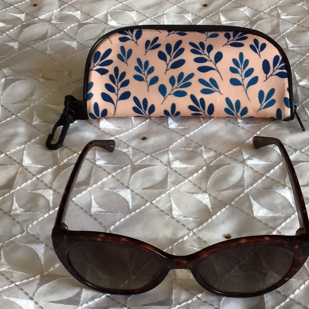 Kate spade sunglasses w/a case